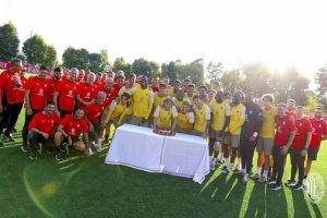 米兰官方更新社交媒体,晒全队为莫德里奇过40岁生日